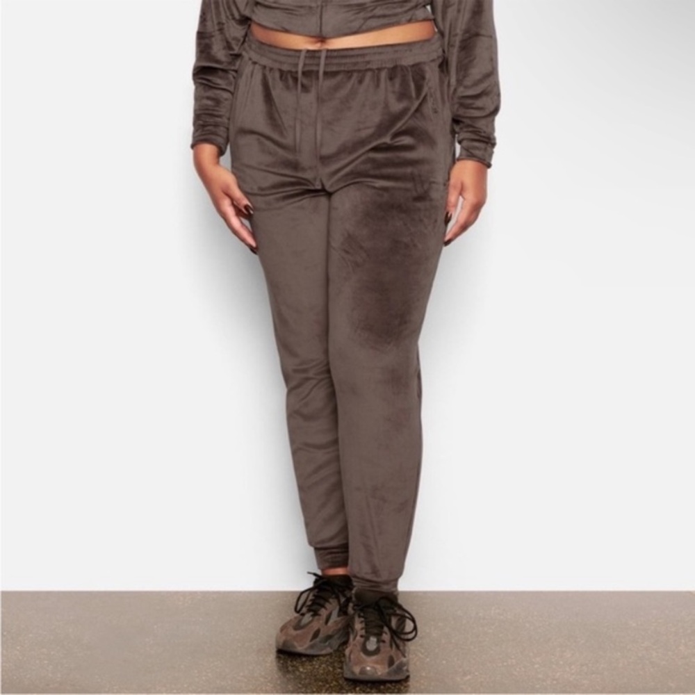 SKIMS Velour Joggers Pants ~ Size Medium